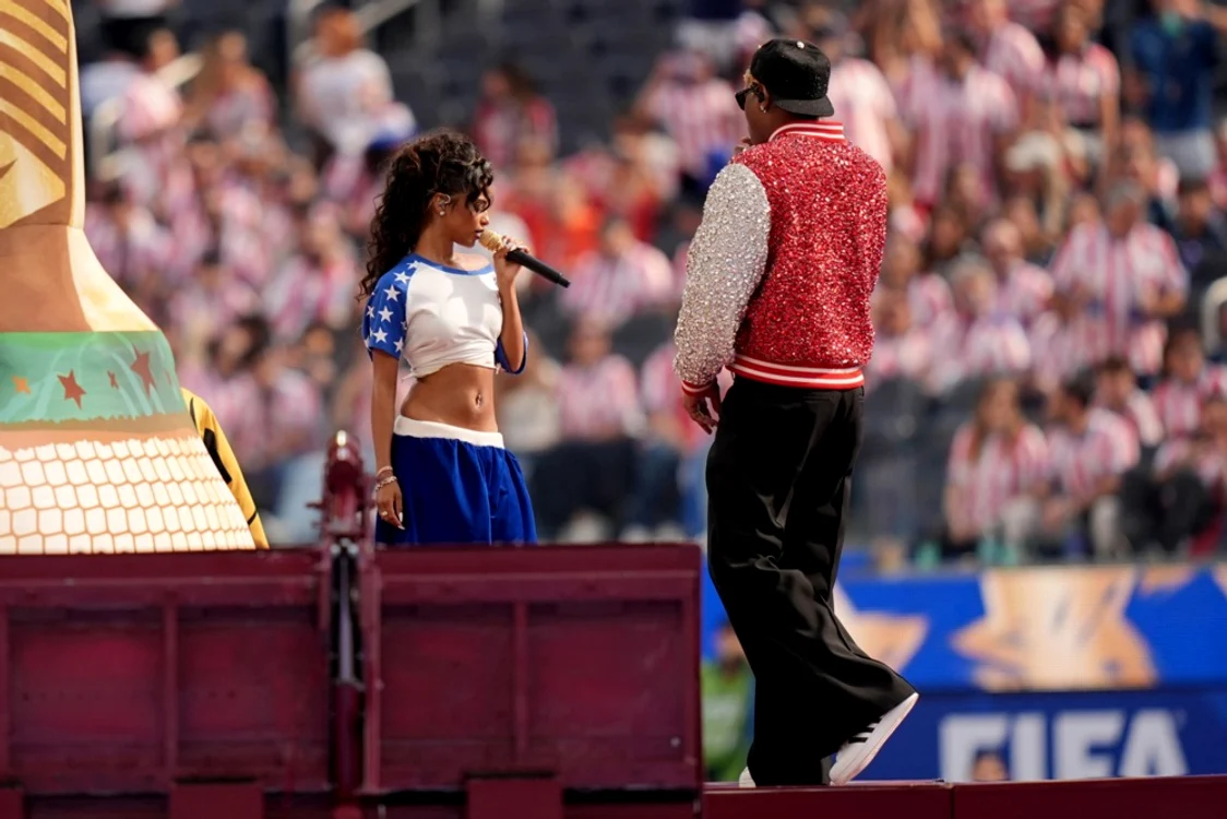 Tyla și Future, pe scena amplasată pe gazonul stadionului din Los Angeles (Foto: EPAImages)