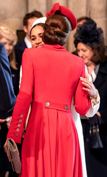 Kate Middleton a îmbrățișat-o pe Meghan Markle și a sărutat-o pe obraz