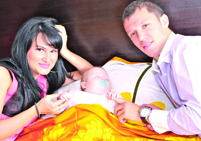 Iulian Apostol, soţia Diana şi micuţul David-Iulian, de doar zece luni