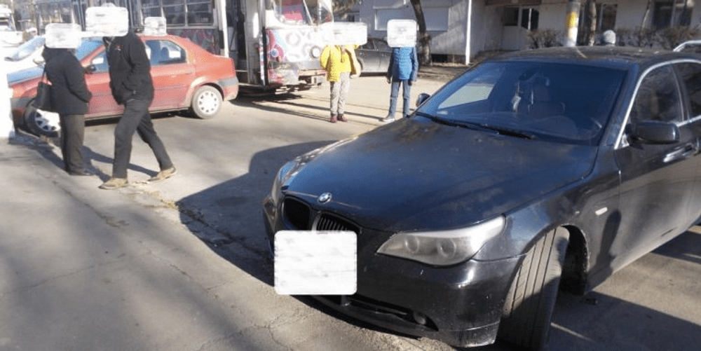 Tramvai blocat de o mașină la Brăila. Șoferița își punea gene false la un salon de înfrumusețare