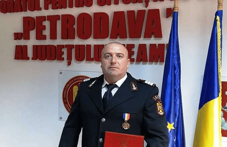Un pompier care și-a salvat vecinii din flăcări îi găzduiește acum în propria casă