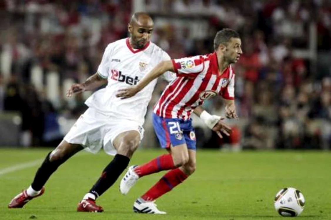
    Madrilenul Simao (dreapta), în duel cu Kanoute, a jucat slab, în nota echipei EPA  