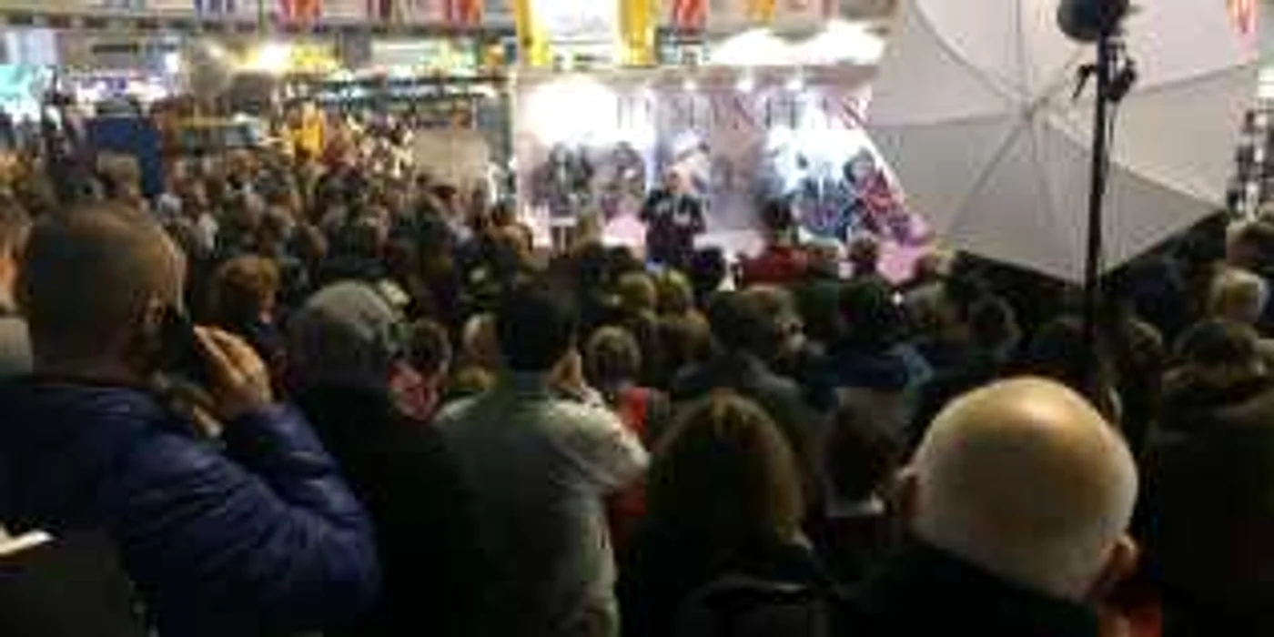 Lumea s-a îmbulzit, sâmbătă, la standul Editurii Humanitas FOTO: Facebook/ Editura Humanitas