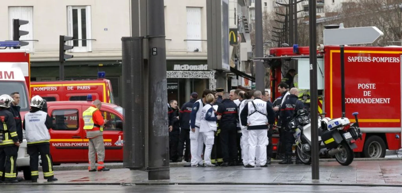 Atentat terorist în Franţa. Polţiştii au împânzit, vineri, zona Porte de Vincennes, unde Amedy Coulibaly luase ostatici într-un magazin Hyper Cacher. FOTO AP