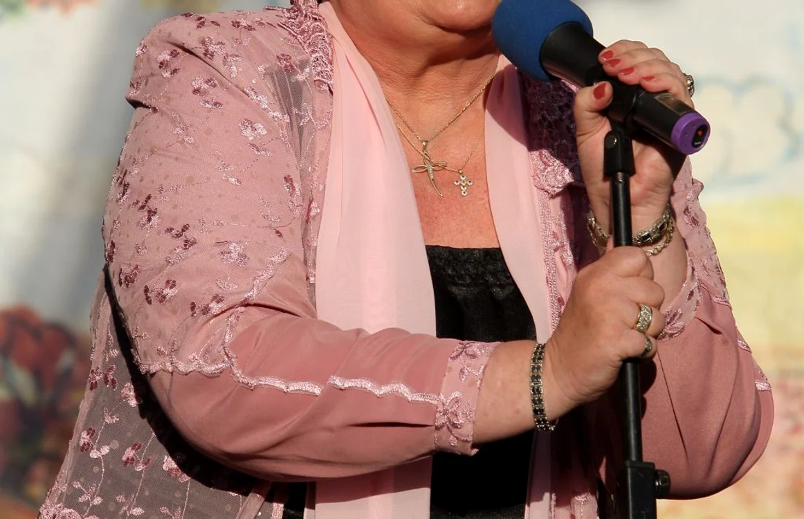Marioara
Murărescu şi-a început cariera în Radiodifuziunea Română în
1972, producând iniţial emisiuni radio, iar din 1977 emisiuni
folclorice şi programe speciale în TVR FOTO TVR 1