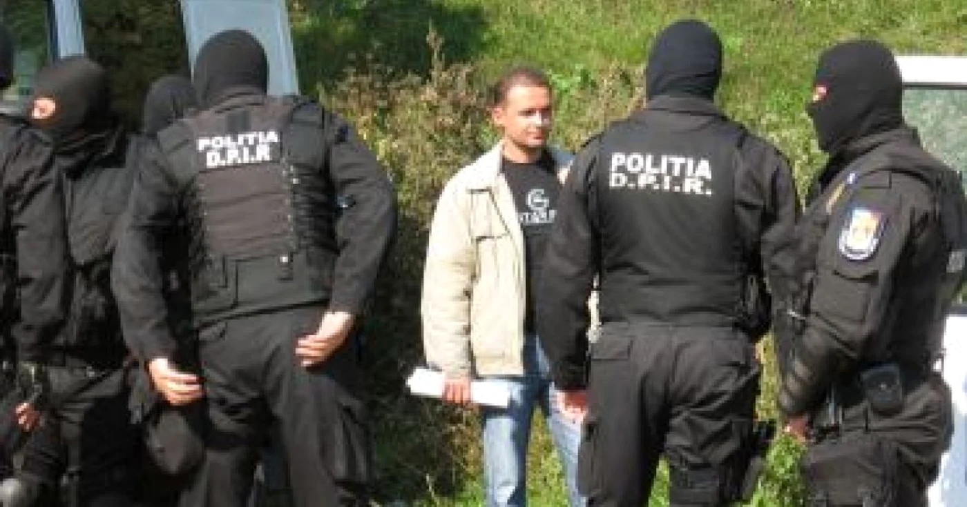Braşov: Sute de mascaţi au „răscolit" ţigănia din Gârcini (UPDATE)