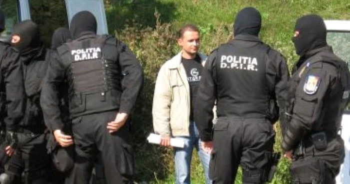 Braşov: Sute de mascaţi au „răscolit" ţigănia din Gârcini (UPDATE)