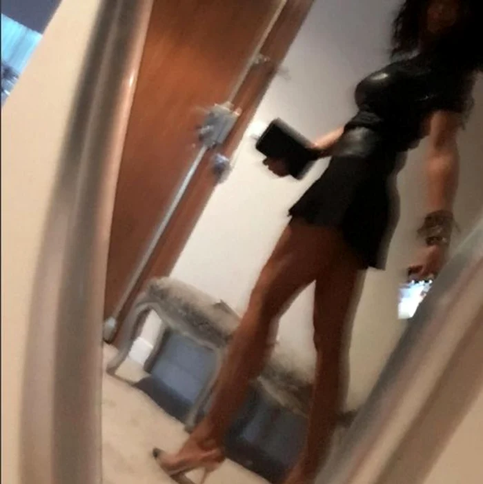 Fusta Mihaelei Rădulescu de abia îi acoperă fundul