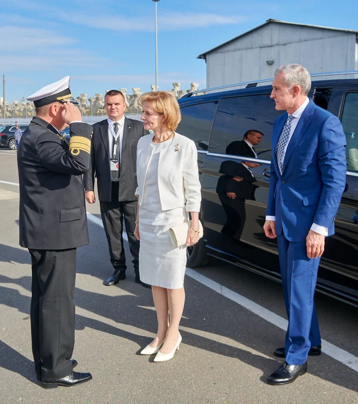 Majestatea Sa Margareta și Principele Radu la Constanța salutând Bricul Mircea la întoarcerea din cursa transatlantică.