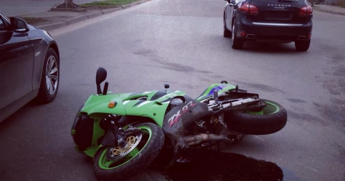 Motociclistul s-a izbit violent în maşină. FOTO Danil Sterpov, Facebook