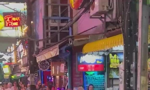 turist rus batut de 2 britanici video daily mail mp4 thumbnail png