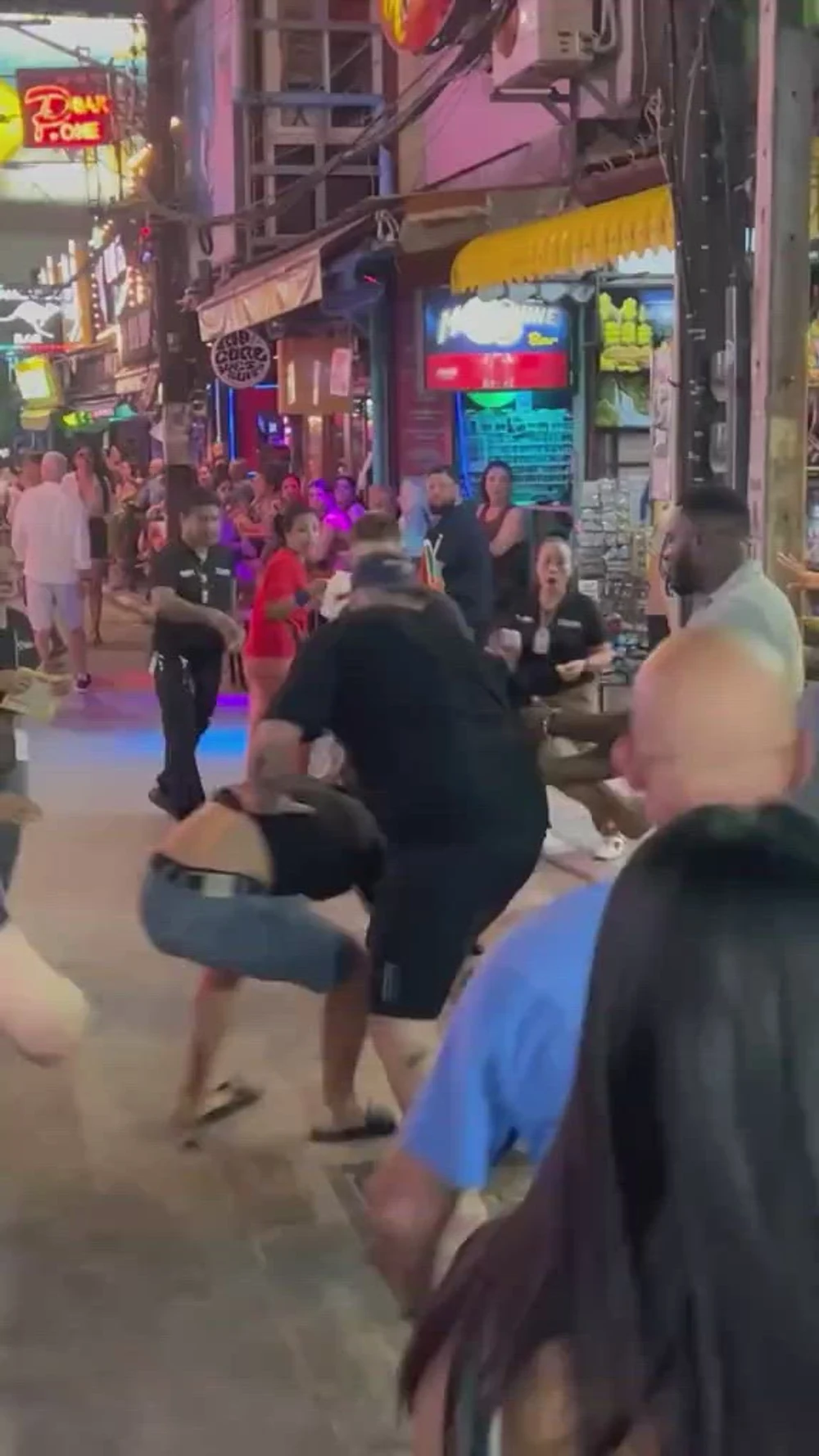 Un turist rus care instiga la violență a fost bătut măr de doi britanici în Phuket: „Omul părea extrem de beat”