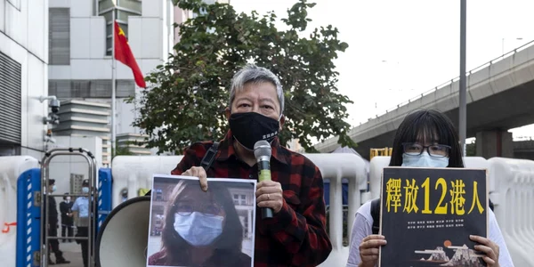 Activitsa pentru drepturile omului activist Lee Cheuk-Yan facand apel la eliberarea jurnalistei Zhang Zhan FOTO EPA-EFE