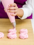 5 greseli pe care le faci cand folosesti hartia de copt  Sursa foto shutterstock 790278019 jpg