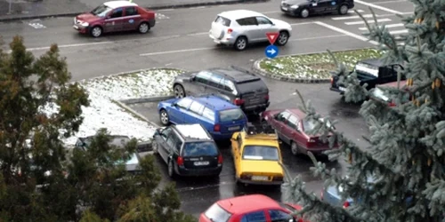 Maşina blocată nu a mai putut fi scoasă din parcare. Foto: D. G.