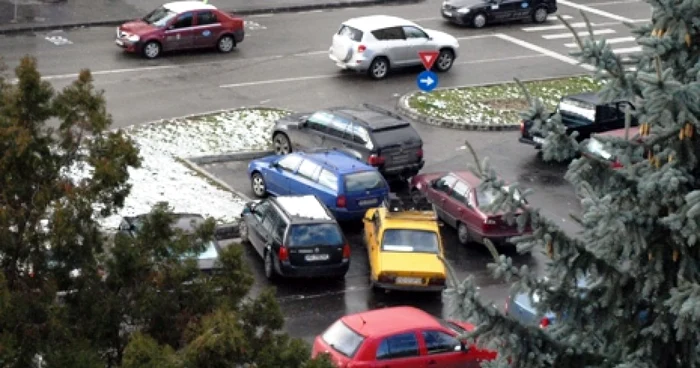 Maşina blocată nu a mai putut fi scoasă din parcare. Foto: D. G.