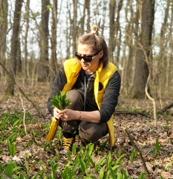 Mirela Vaida culege leurdă chiar din pădurea de lângă casa ei