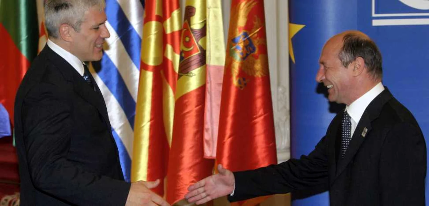 În ciuda nerecunoaşterii Kosovo şi a relaţiei bune dintre cele două ţări, situaţia românilor din Serbia nu s-a îmbunătăţit. 