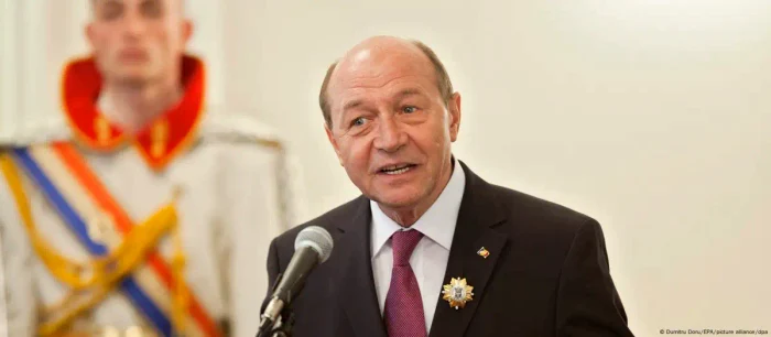 Traian Băsescu, în 2015, după ce a primit de la preşedintele Moldovei ordinul "Ştefan cel Mare"