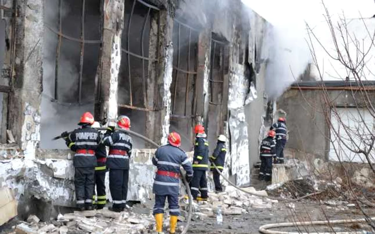 Nimic nu a rămas intact în interiorul halei FOTO: ISU Olt