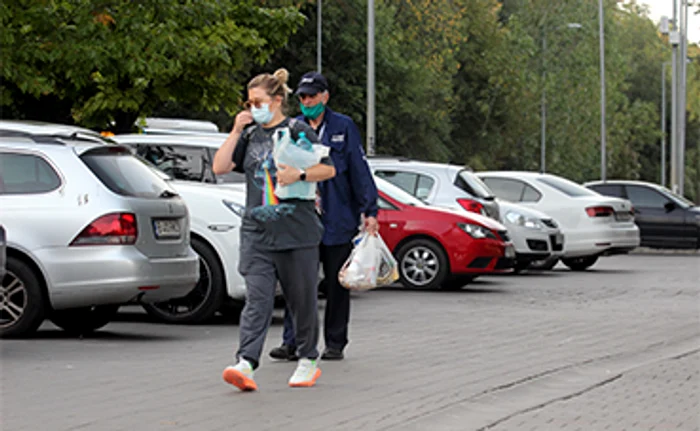 Agentul de pază de la supermarket i-a cărat pungile grele până la maşină. Tot el i le-a aranjat pe bancheta din spate