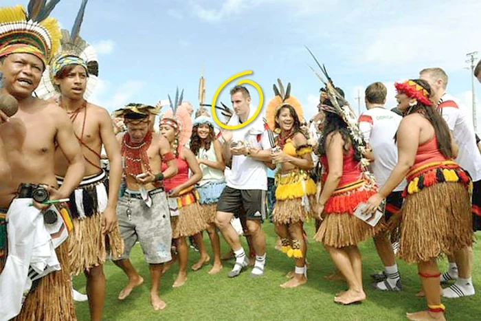 Miroslav Klose n-a scăpat fără un dans alături de femeile din trib