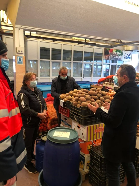 Primarul Sloboziei, Dragoş Soare(dreapta), în Hala Agroalimentară FOTO Facebook/Municipiul Slobozia