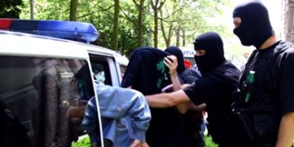 Oradea: Doi patroni de firmă au fost prinşi în flagrant în timp ce furau