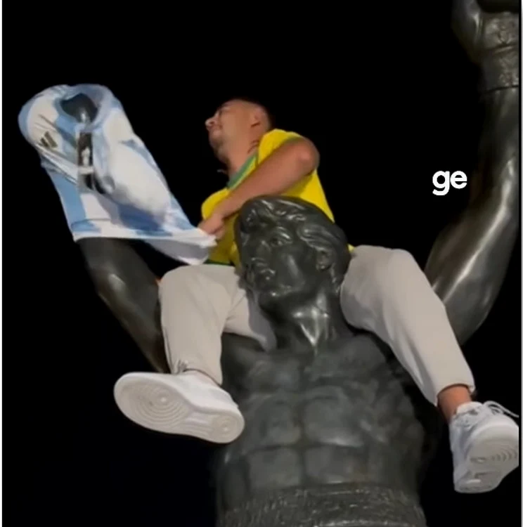 Un fan brazilian a pus tricoul lui Messi pe statuia din Philadelphia (Foto: ge.globo / Felipe Ruiz)