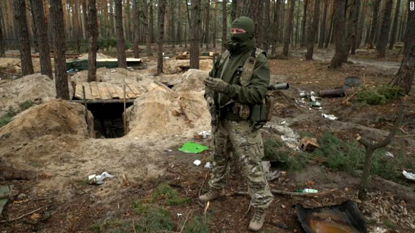  Forțele ruse au construit posturi de comandă într-o pădure de lângă Kiev. Foto: CNN
