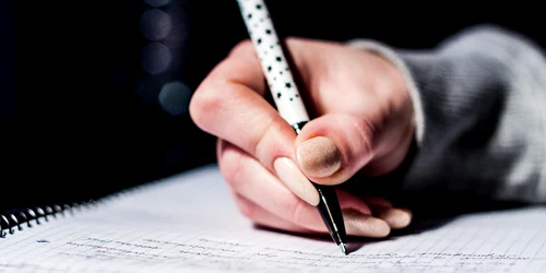 scris de mana   foto pixabay jpg