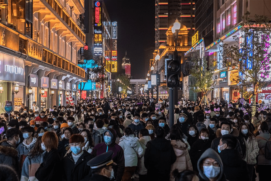 Proteste masive în China! Mii de oameni au ieșit în stradă din cauza reducerilor la beneficiile medicale