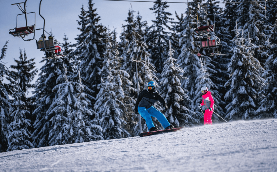 Schi în stațiunea montană Straja. Este cea mai căutată zonă turistică din Hunedoara, în timpul iernii FOTO