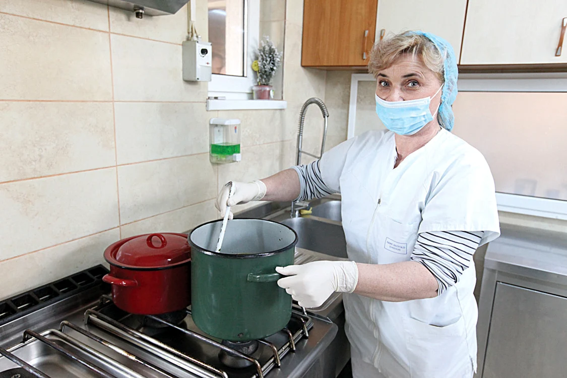 ”Le-am pregătit mâncare cu suflet pentru că știm prin ce trec”, spune bucătăreasa Fănuța