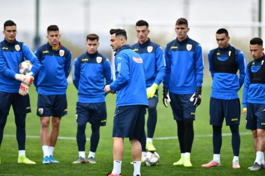 
    Tinerii tricolori se pregătesc sub comanda lui Mirel Rădoi  