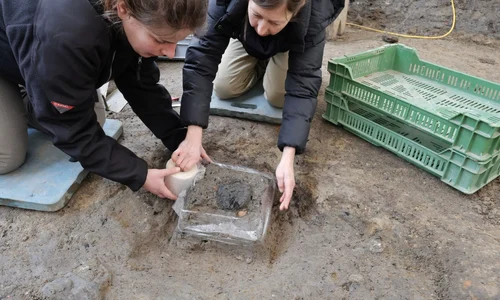 Arheologii au îndepărtat cu atenție pământul din jur înainte de a transporta pâinea la un laborator (© Kanton Aargau)