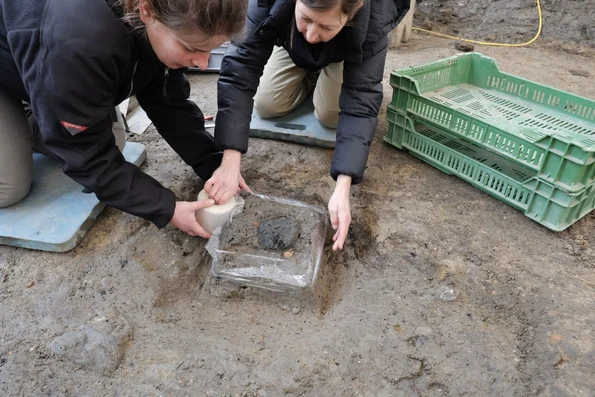 Arheologii au îndepărtat cu atenție pământul din jur înainte de a transporta pâinea la un laborator (© Kanton Aargau)