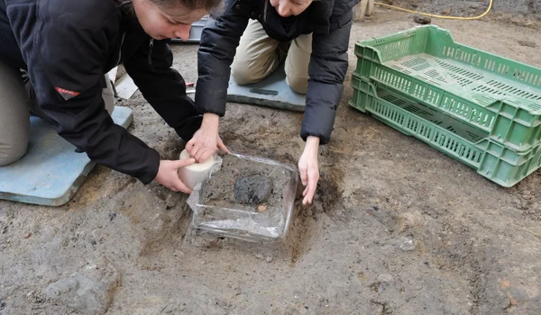 Arheologii au îndepărtat cu atenție pământul din jur înainte de a transporta pâinea la un laborator (© Kanton Aargau)