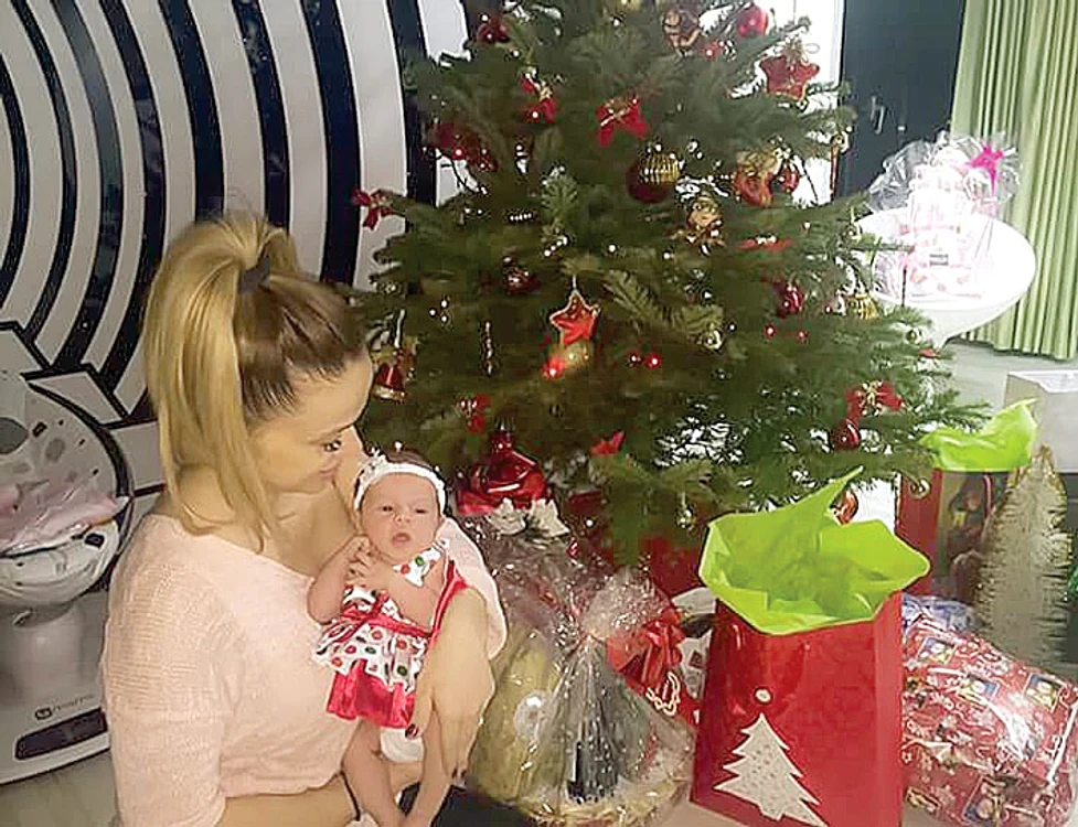 Născută pe 30 noiembrie, Evelin, fiica Andei Adam, nu a fost ocolită de Moş, dar se pare că de cadouri s-a bucurat mai mult mămica