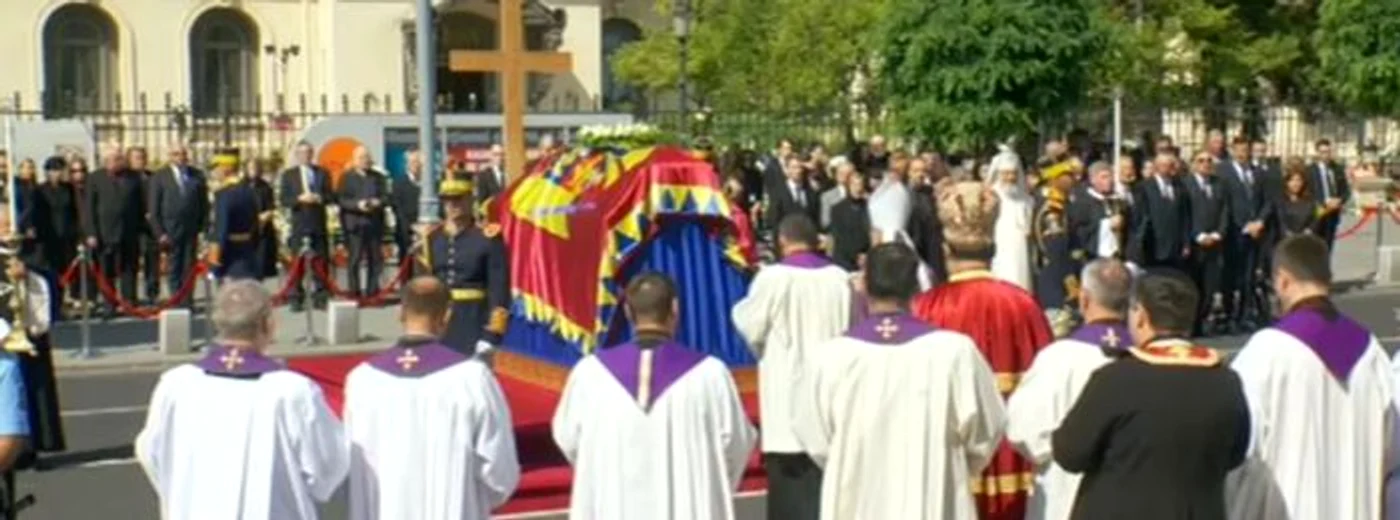 Slujba din fața Palatului Regal