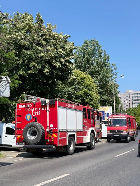 Panică într-un bloc din Capitală. Sute de oameni evacuați preventiv din cauza unei conducte de gaz fisurate