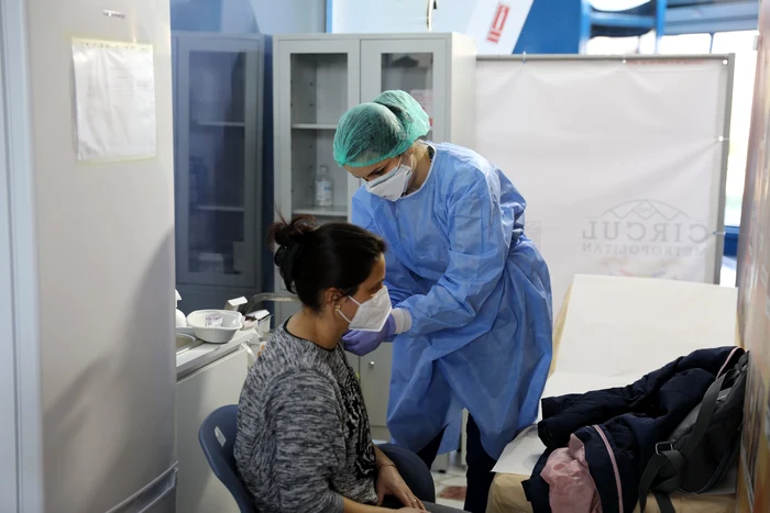 
    Circa 50.000 de angajați din învățământ au fost deja imunizațiFoto: RO Vaccinare / Facebook  