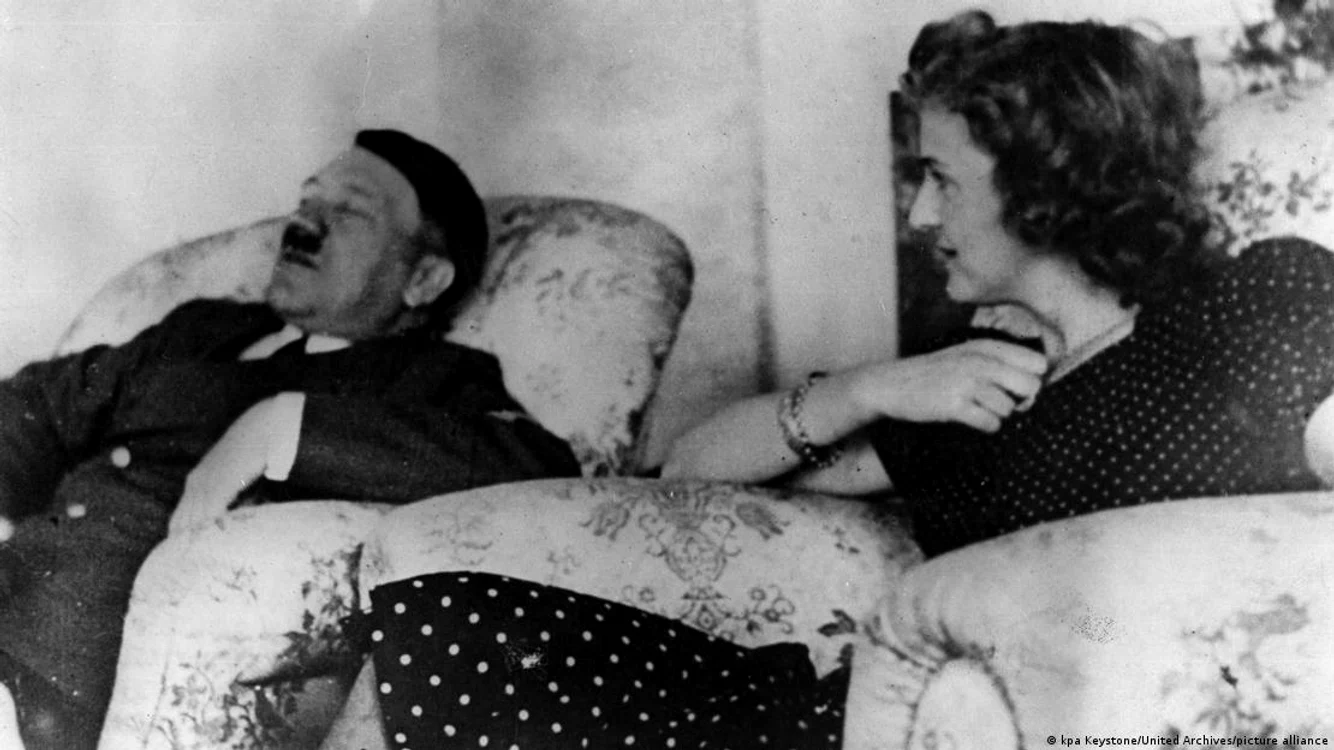 Adolf Hitler alături de soţia lui, Eva Braun, care îi veghează odihna tiranului (1940)