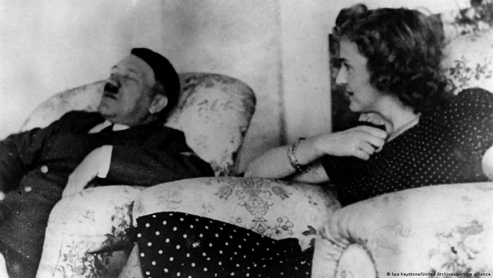 Adolf Hitler alături de soţia lui, Eva Braun, care îi veghează odihna tiranului (1940)