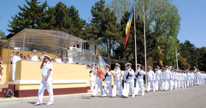 Defilare a absolvenţilor la Academia Navală Mircea cel Bătrân din Constanţa Foto arhivă