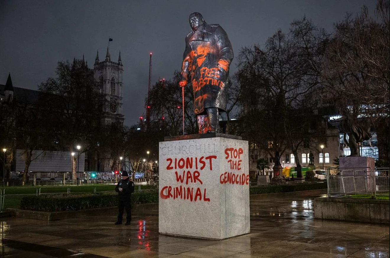 Celebra statuie a lui Churchill din Londra, vandalizată cu mesaje politice și rasiste: „Criminal de război sionist”. Un bărbat a fost arestat