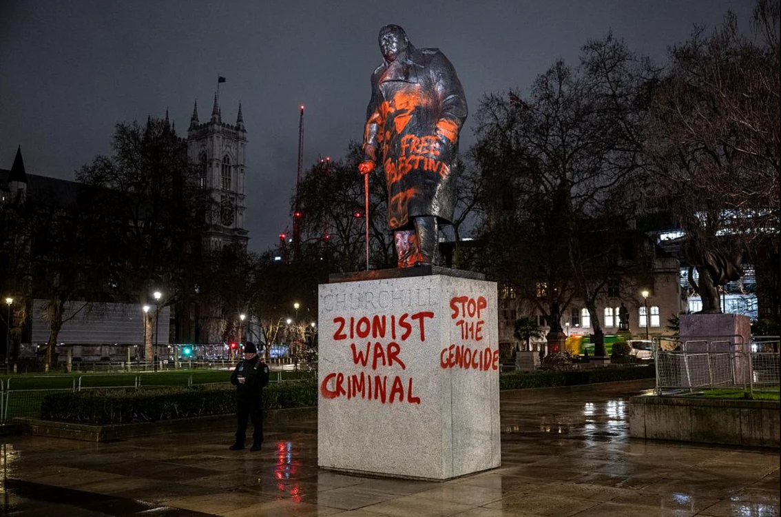 Statuia a fost izolată și curățată vineri dimineață. FOTO: Facebook/MyLondon 