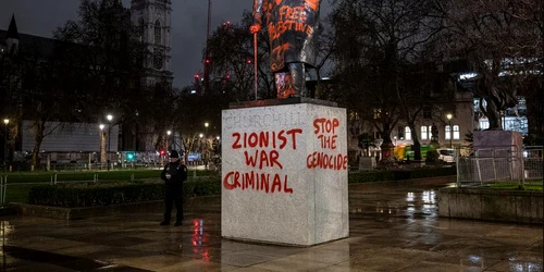 Statuia lui Winston Churchill din Londra a fost vandalizata FOTO Facebook MyLondon 