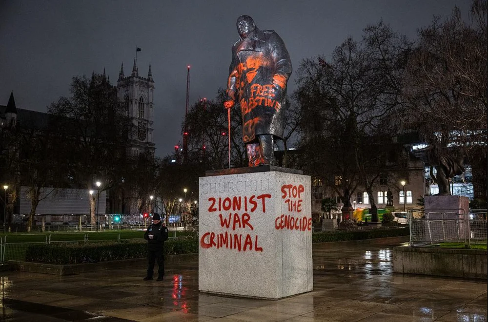 Celebra statuie a lui Churchill din Londra, vandalizată cu mesaje politice și rasiste: „Criminal de război sionist”. Un bărbat a fost arestat