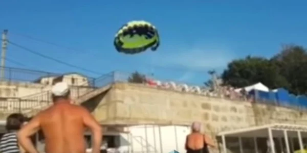 Turisti cad pe cabluri electrice in timp ce fac parasailing la Marea Neagra